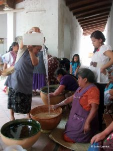 Women preparing Tejate   © John Lamkin