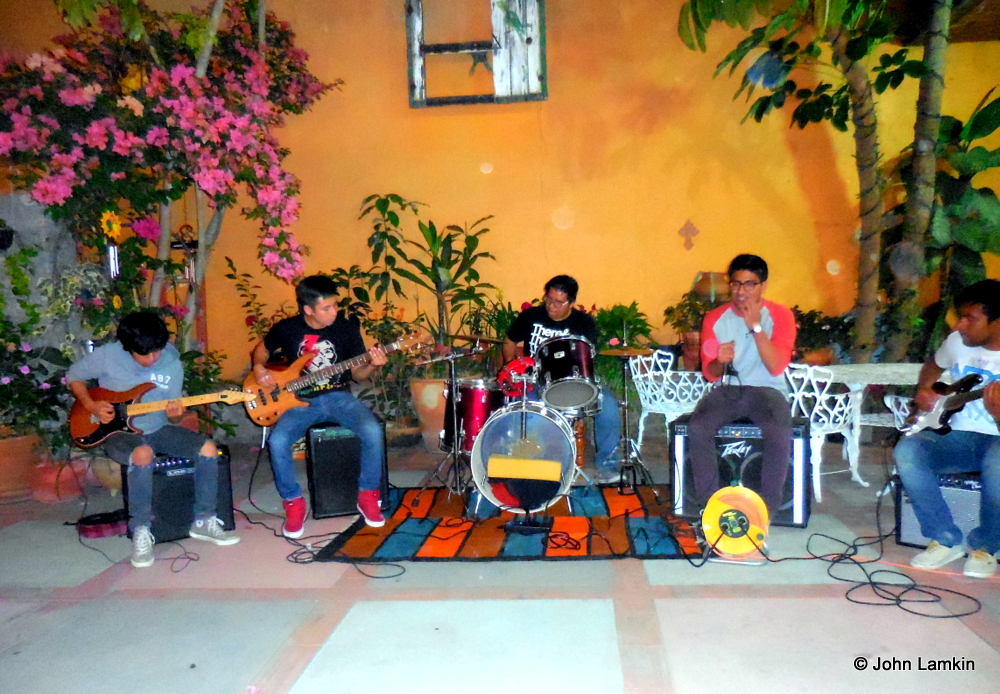 Juan Cristobal, Fidel and their band, Km 1